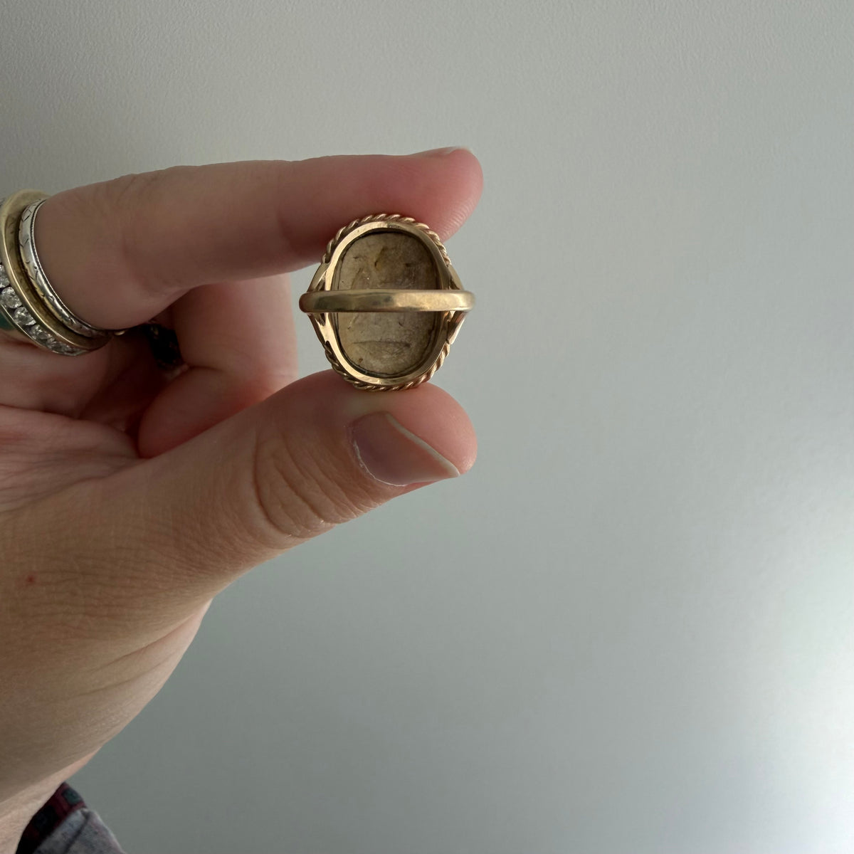 V I N T A G E // best beetle / mid century 10k + carved faience scarab ring / size ~4