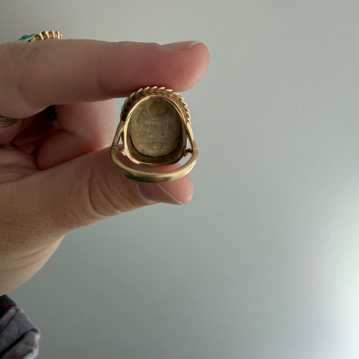 V I N T A G E // best beetle / mid century 10k + carved faience scarab ring / size ~4