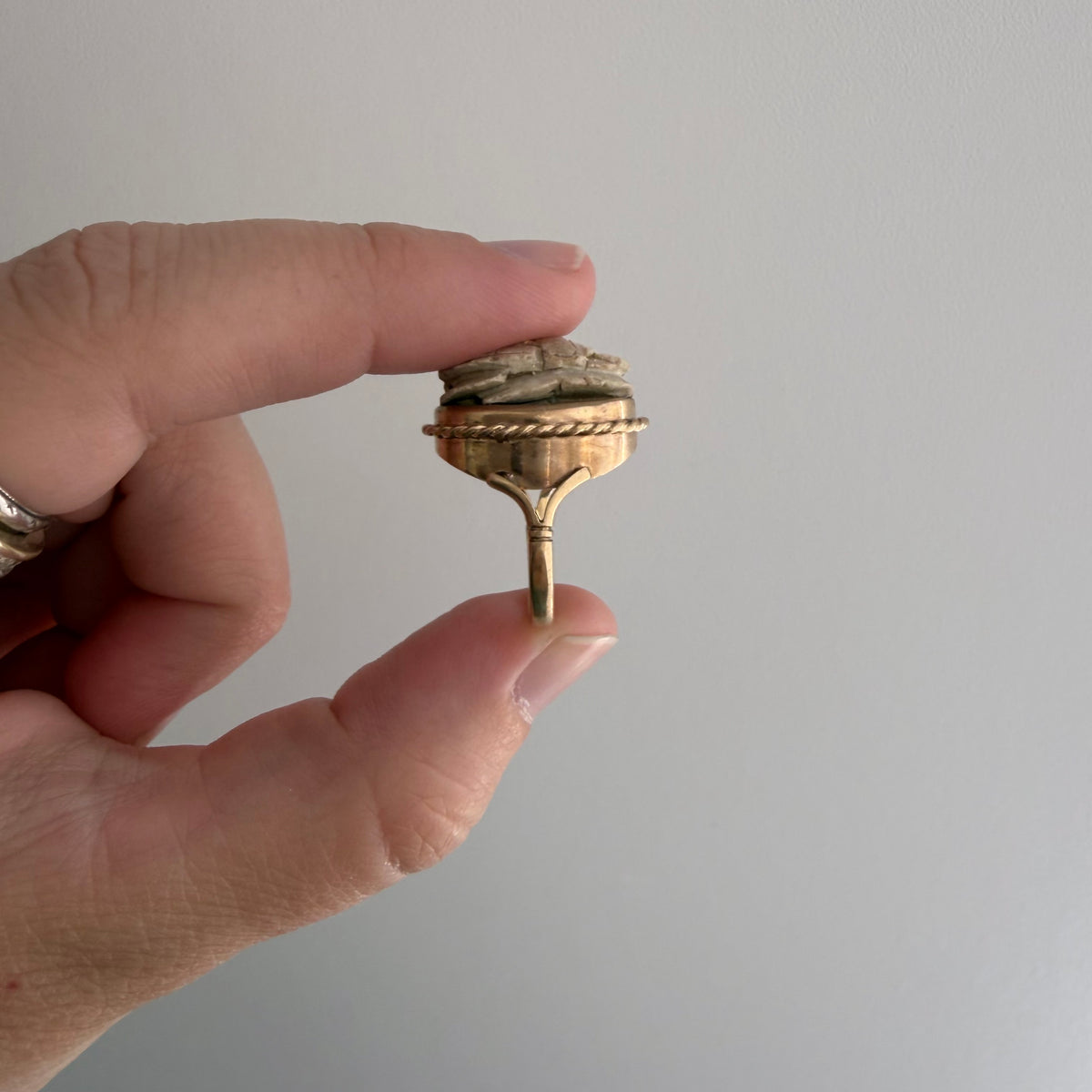 V I N T A G E // best beetle / mid century 10k + carved faience scarab ring / size ~4