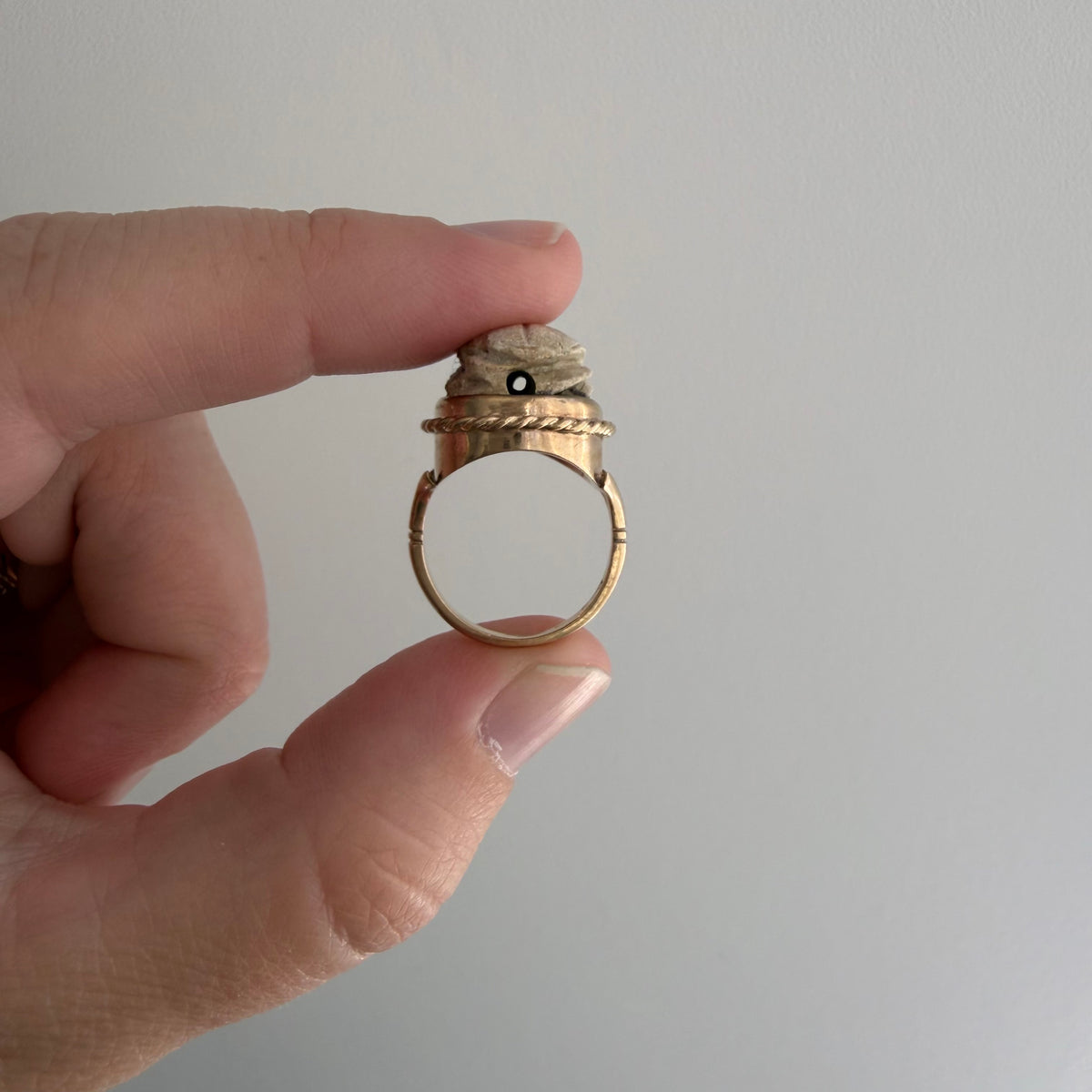 V I N T A G E // best beetle / mid century 10k + carved faience scarab ring / size ~4