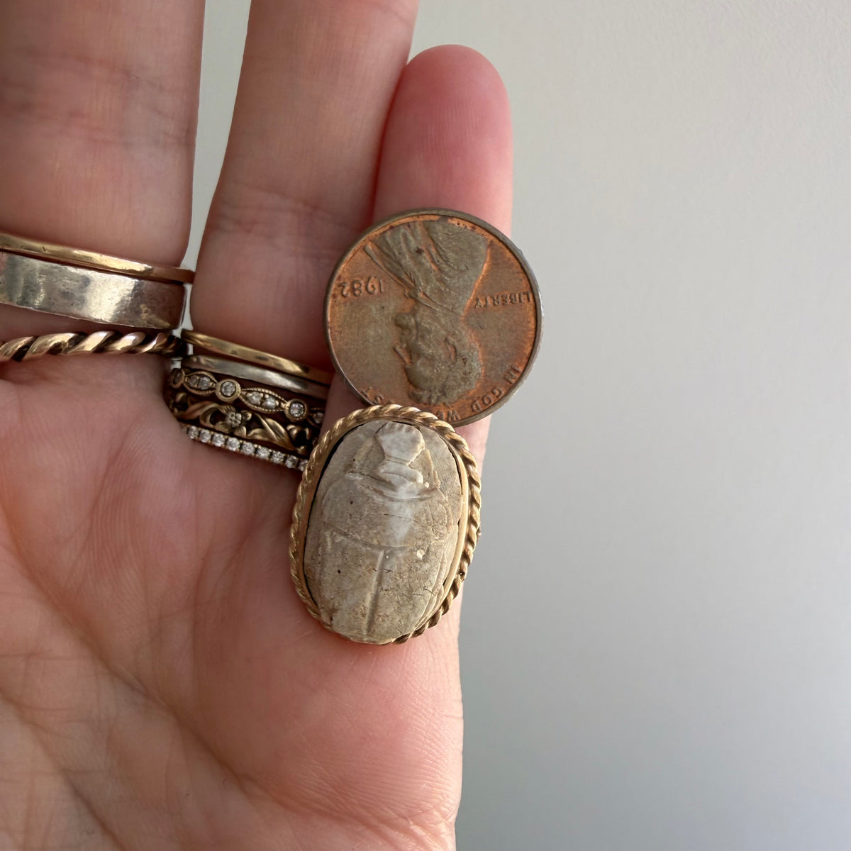 V I N T A G E // best beetle / mid century 10k + carved faience scarab ring / size ~4