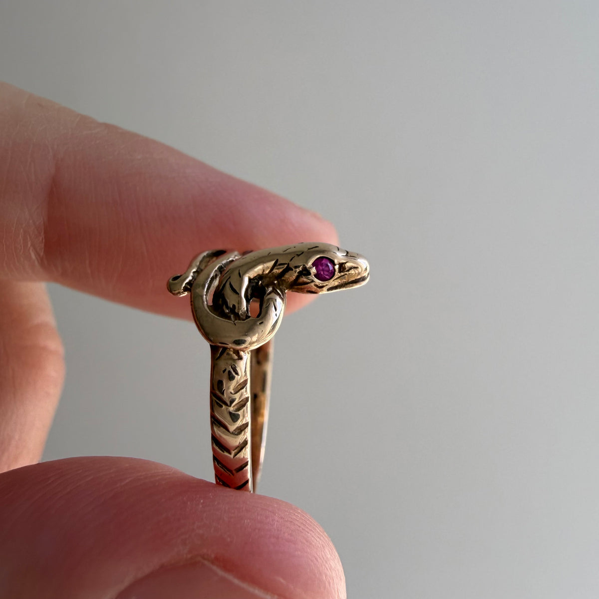 V I N T A G E // knotted embrace / 10k yellow gold snake ring with ruby eyes / size 4.5
