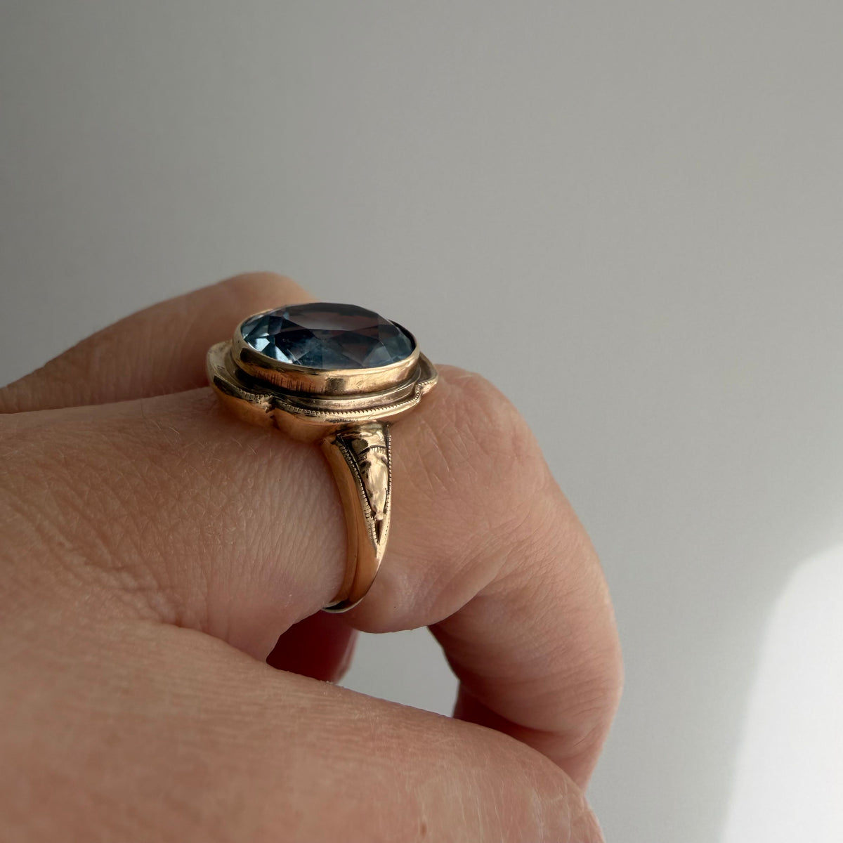 V I N T A G E // as the sky is blue / 1940s 10k + faceted aquamarine / size 4.5