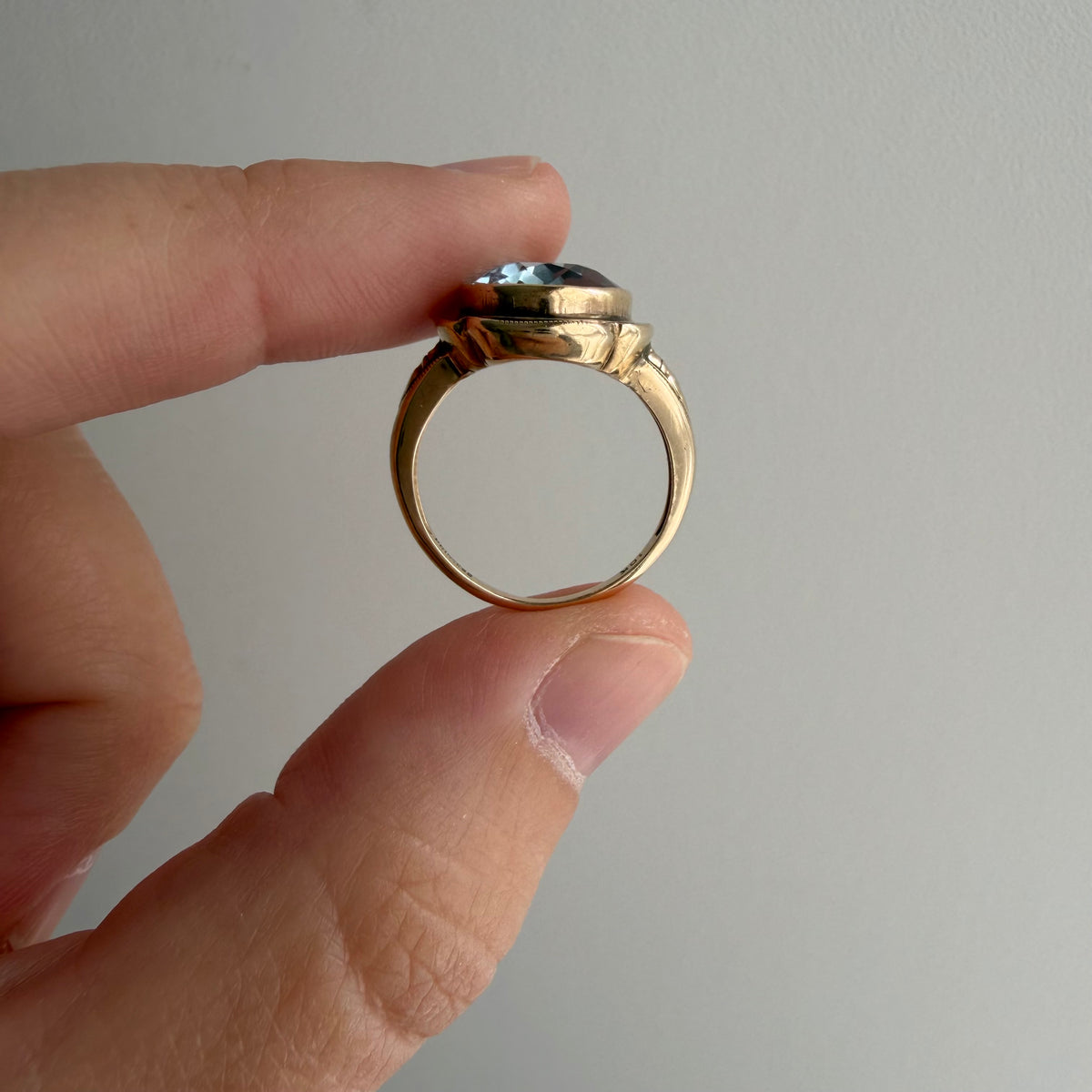 V I N T A G E // as the sky is blue / 1940s 10k + faceted aquamarine / size 4.5