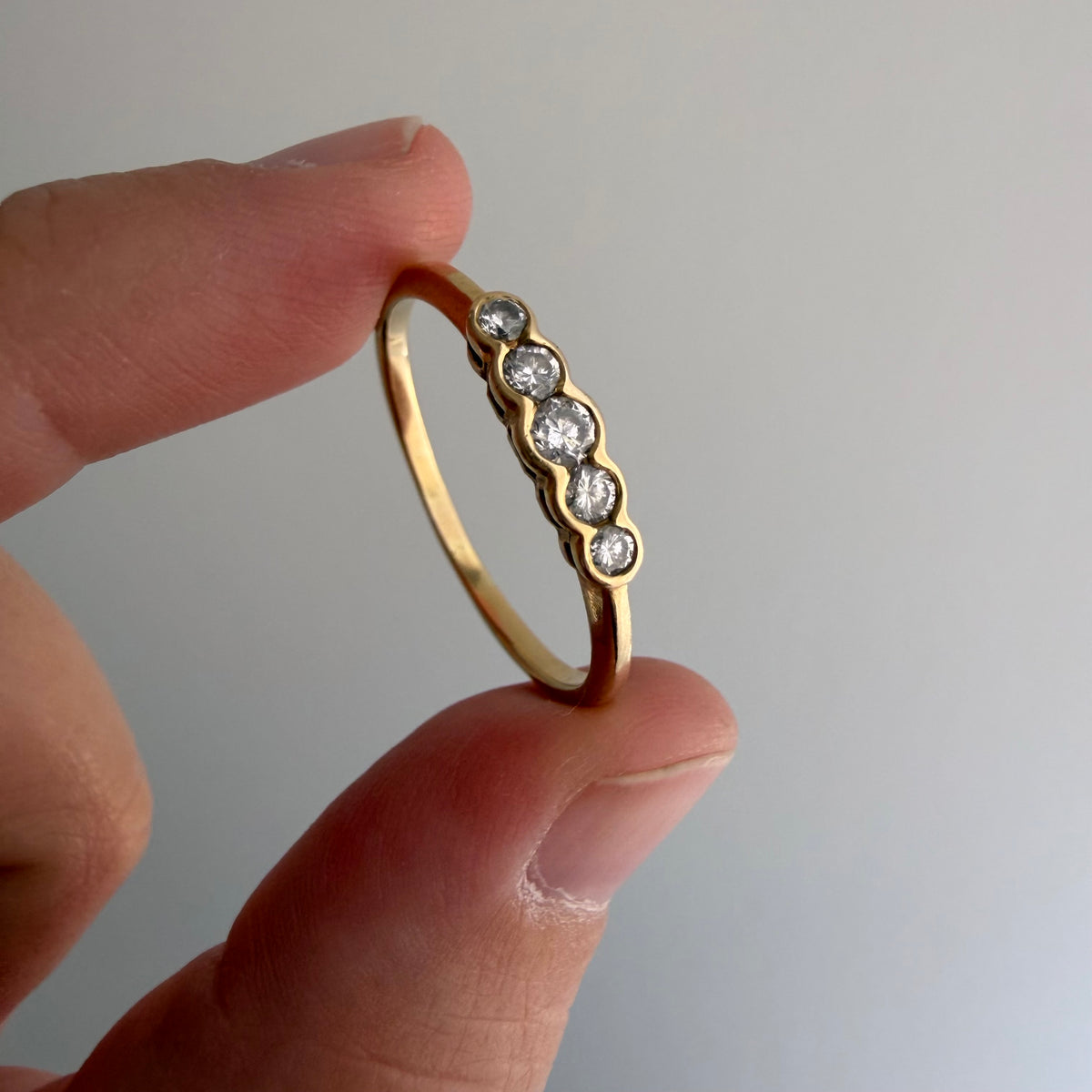 E S T A T E // bubble row / 14k yellow gold and channel set graduated diamond five stone band / size 10.25