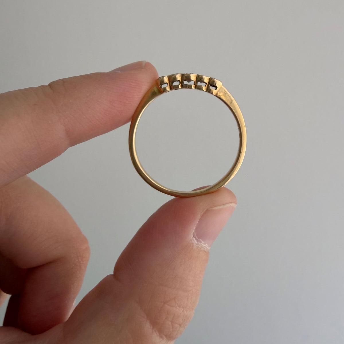 E S T A T E // bubble row / 14k yellow gold and channel set graduated diamond five stone band / size 10.25