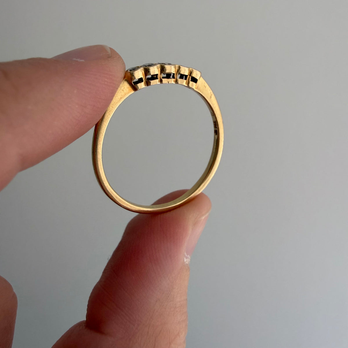 E S T A T E // bubble row / 14k yellow gold and channel set graduated diamond five stone band / size 10.25