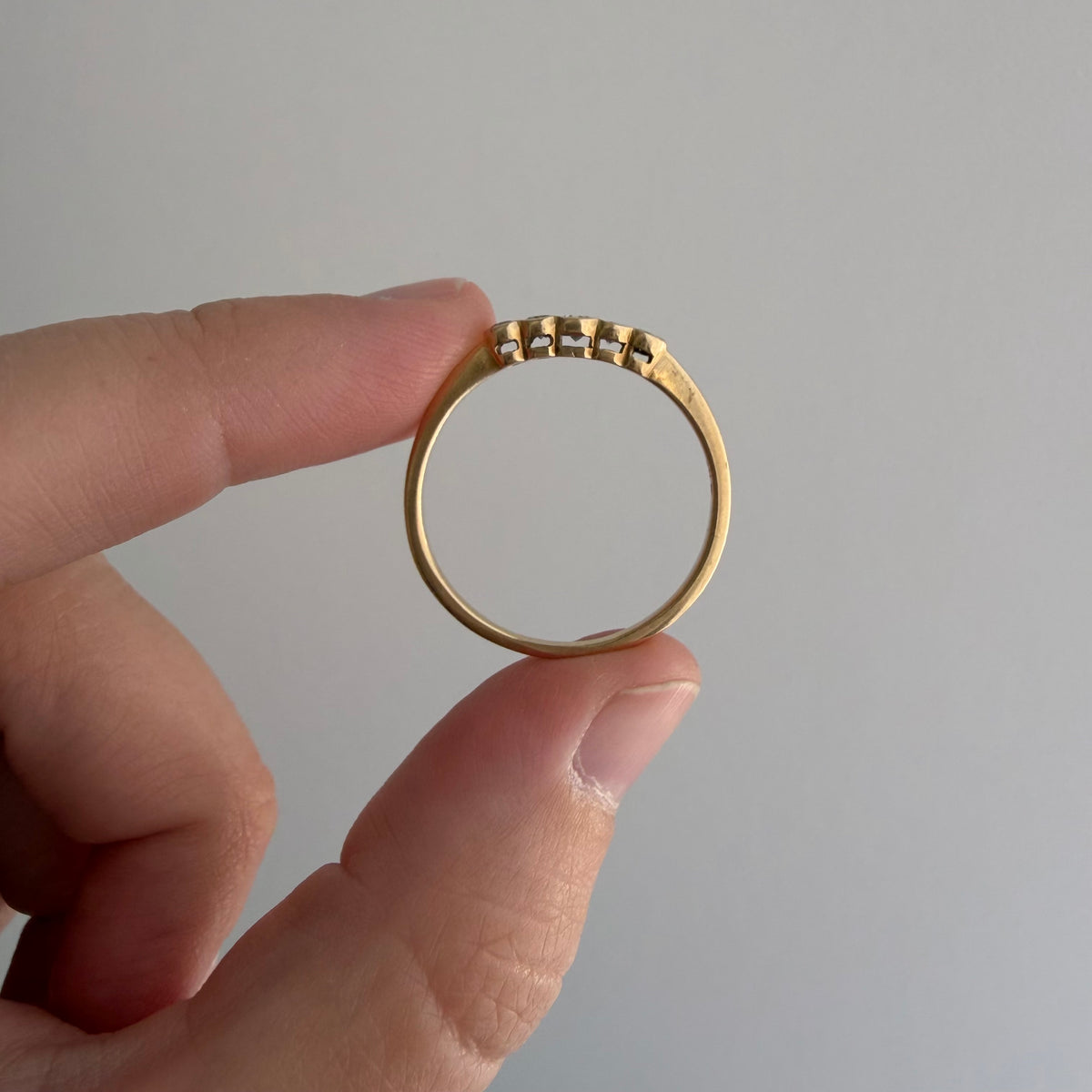 E S T A T E // bubble row / 14k yellow gold and channel set graduated diamond five stone band / size 10.25