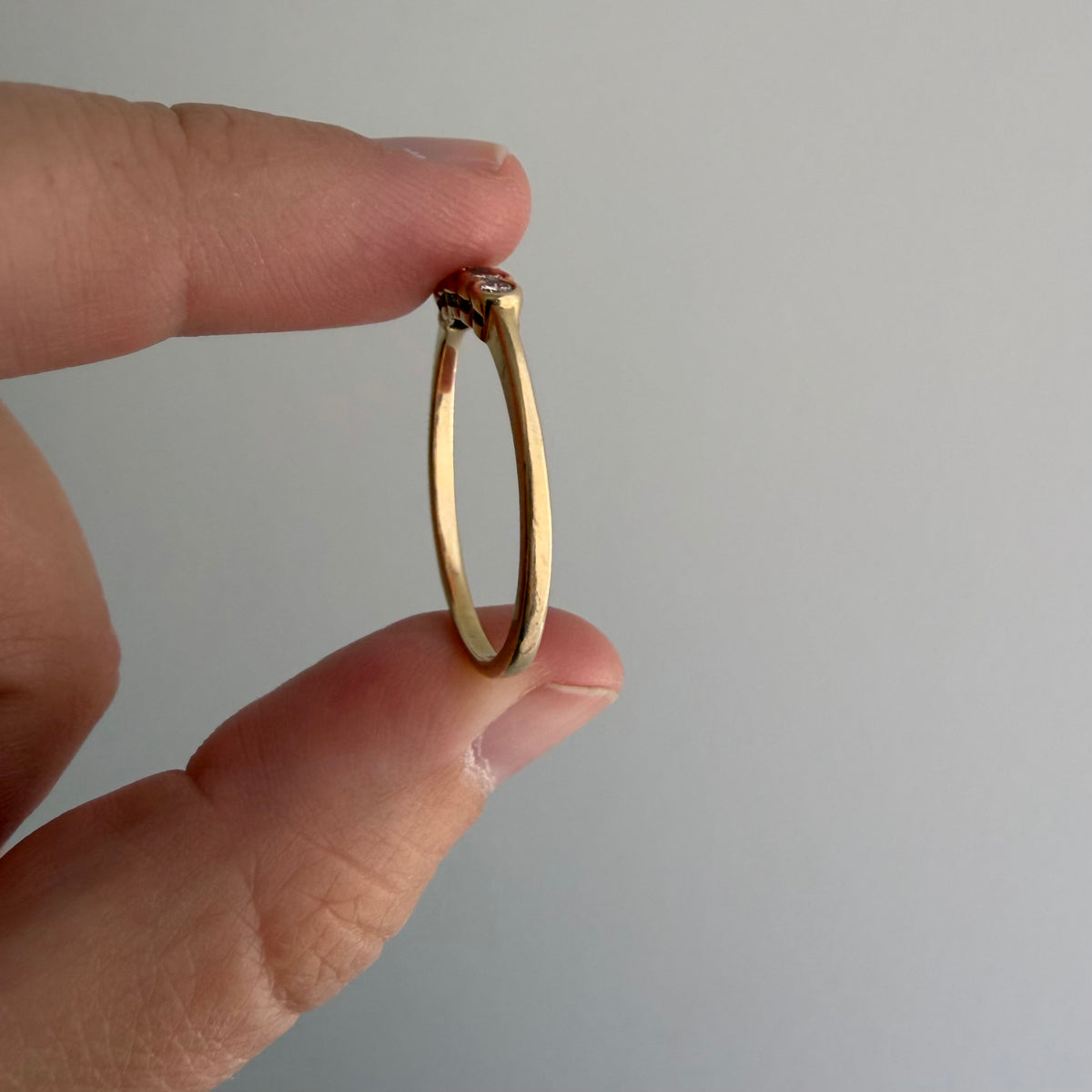 E S T A T E // bubble row / 14k yellow gold and channel set graduated diamond five stone band / size 10.25