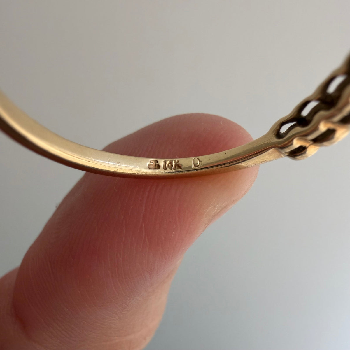 E S T A T E // bubble row / 14k yellow gold and channel set graduated diamond five stone band / size 10.25