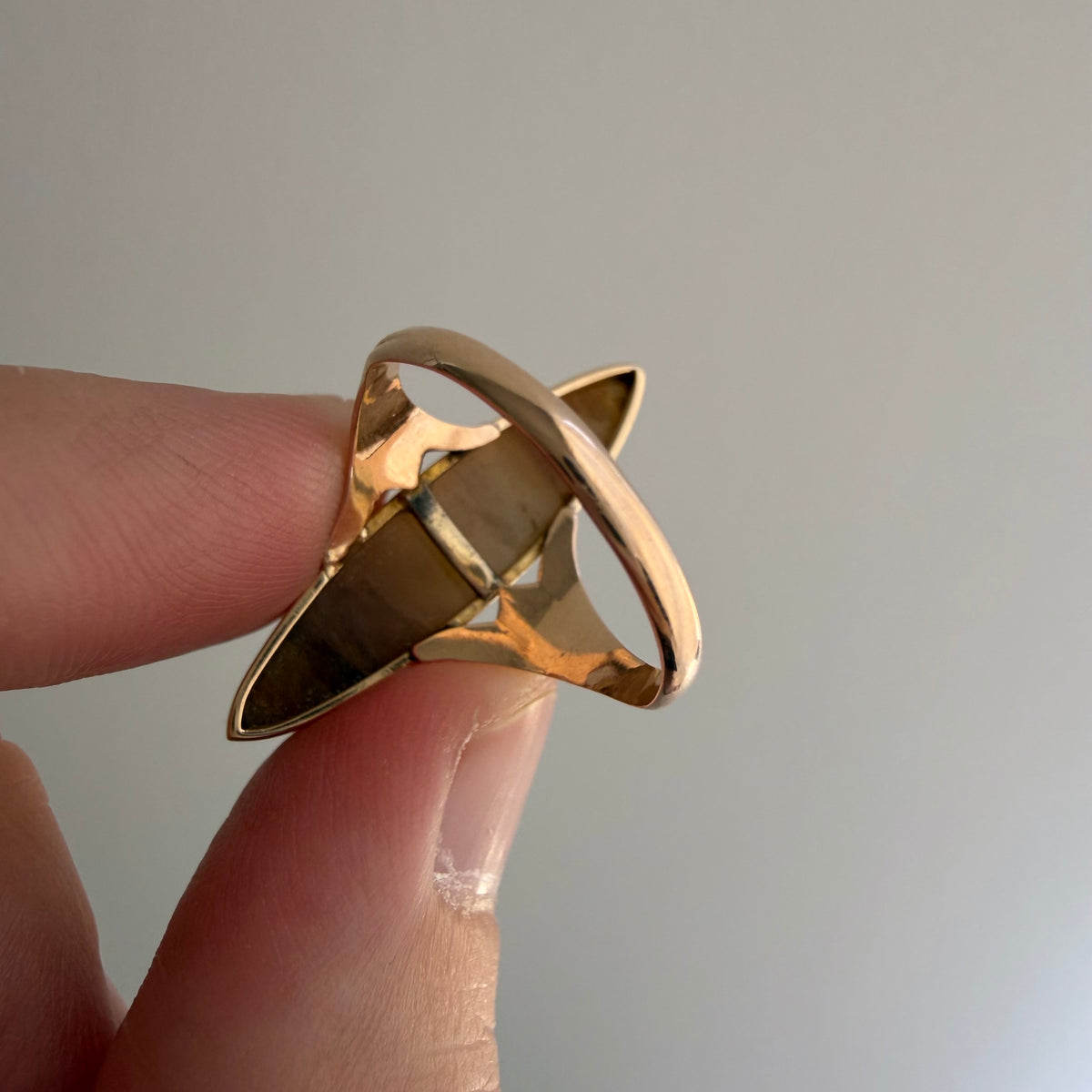 A N T I Q U E // as above, so below / 10k and agate Edwardian ridged navette solitaire / size 5.5