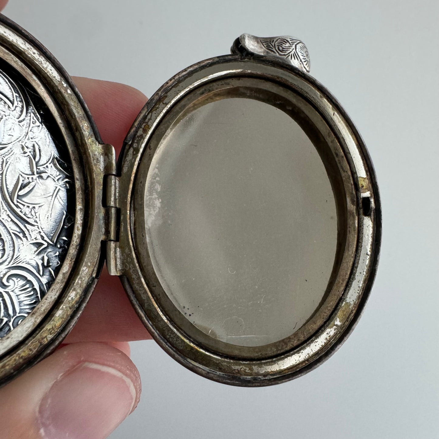 TPT V I N T A G E // 1980s does 1890s / sterling silver victorian revival huge ivy locket / a pendant