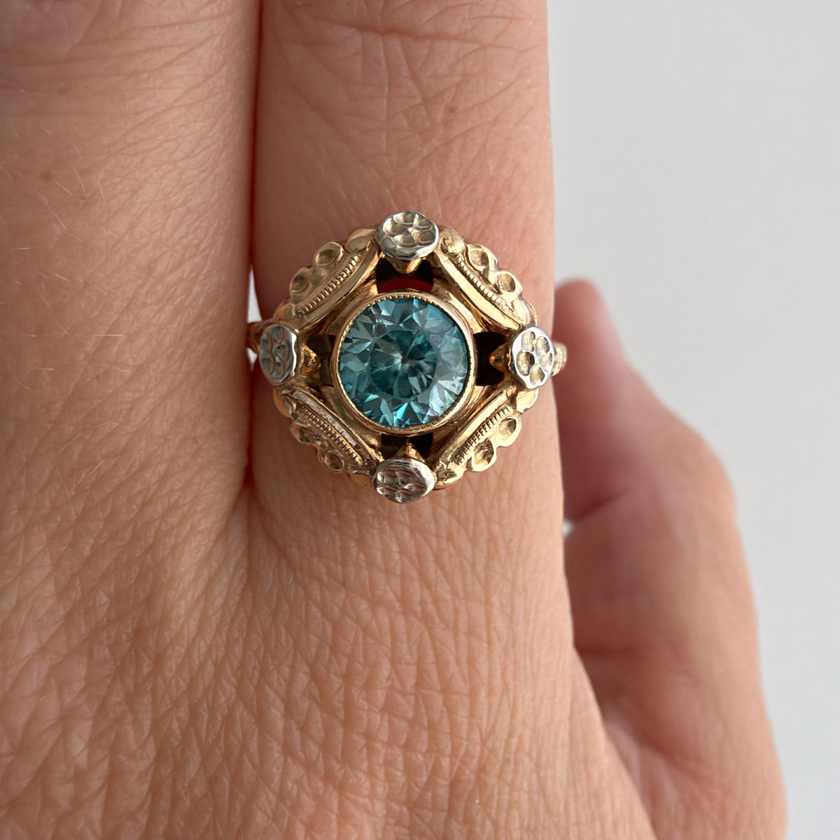 V I N T A G E // retro garden / retro 1940s bicolor 10k + blue topaz floral solitaire ring / size 6.25