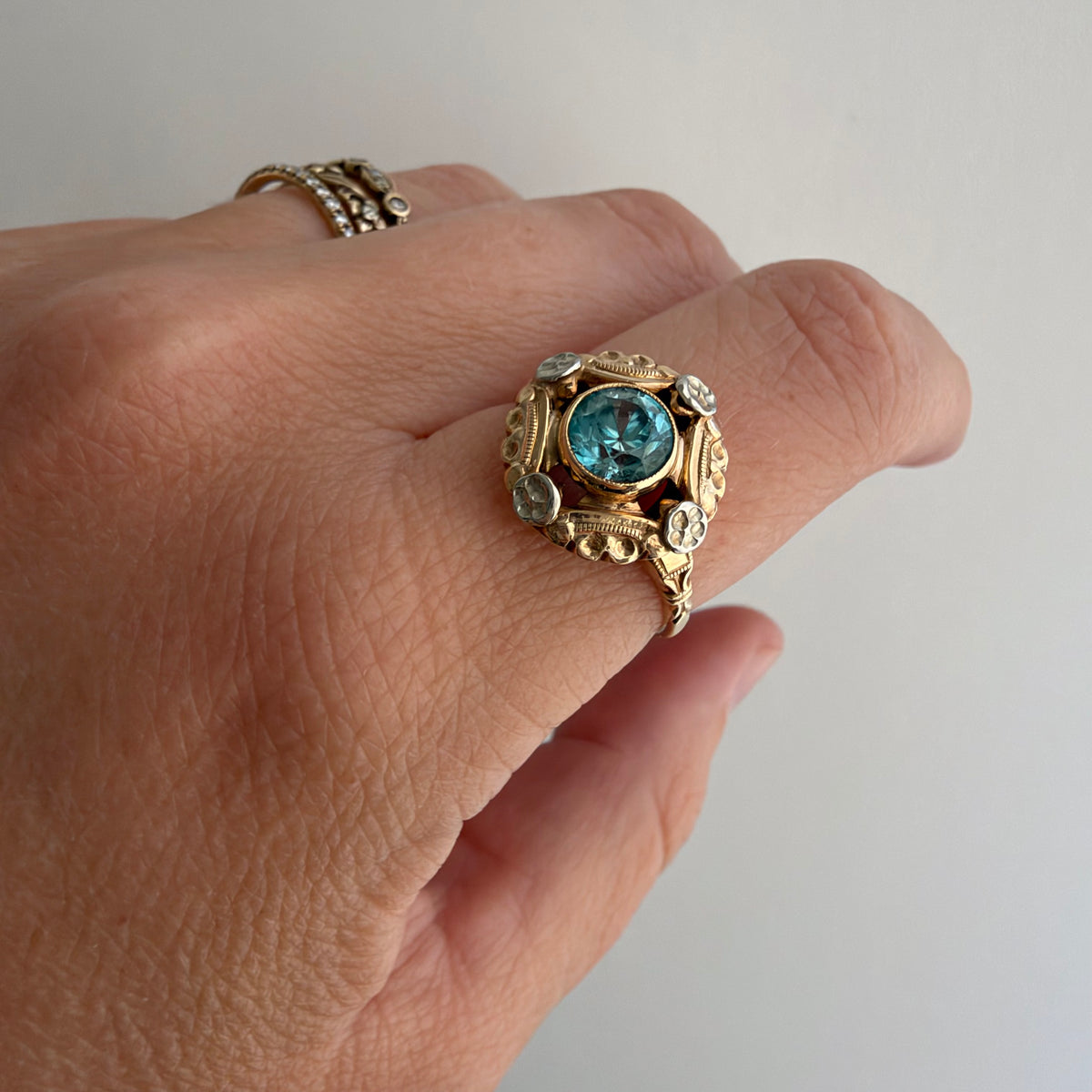 V I N T A G E // retro garden / retro 1940s bicolor 10k + blue topaz floral solitaire ring / size 6.25