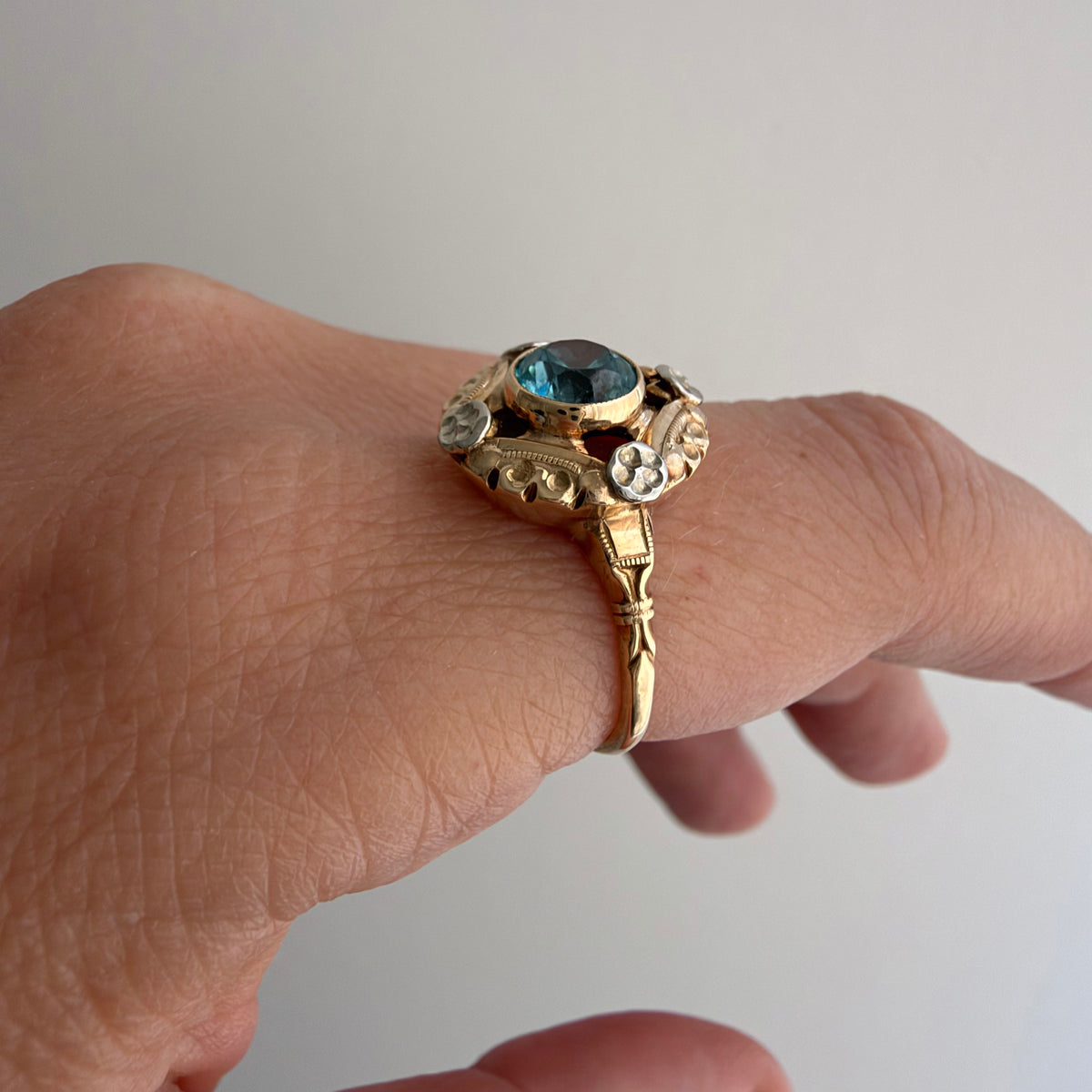 V I N T A G E // retro garden / retro 1940s bicolor 10k + blue topaz floral solitaire ring / size 6.25