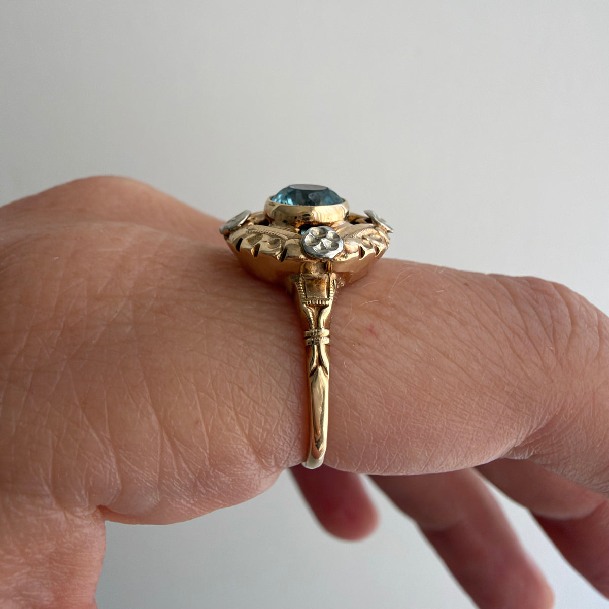 V I N T A G E // retro garden / retro 1940s bicolor 10k + blue topaz floral solitaire ring / size 6.25