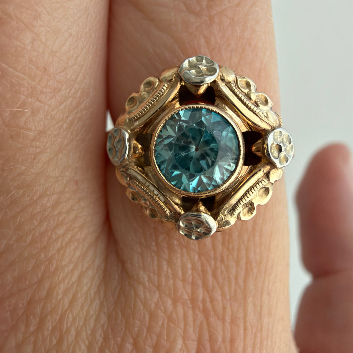 V I N T A G E // retro garden / retro 1940s bicolor 10k + blue topaz floral solitaire ring / size 6.25