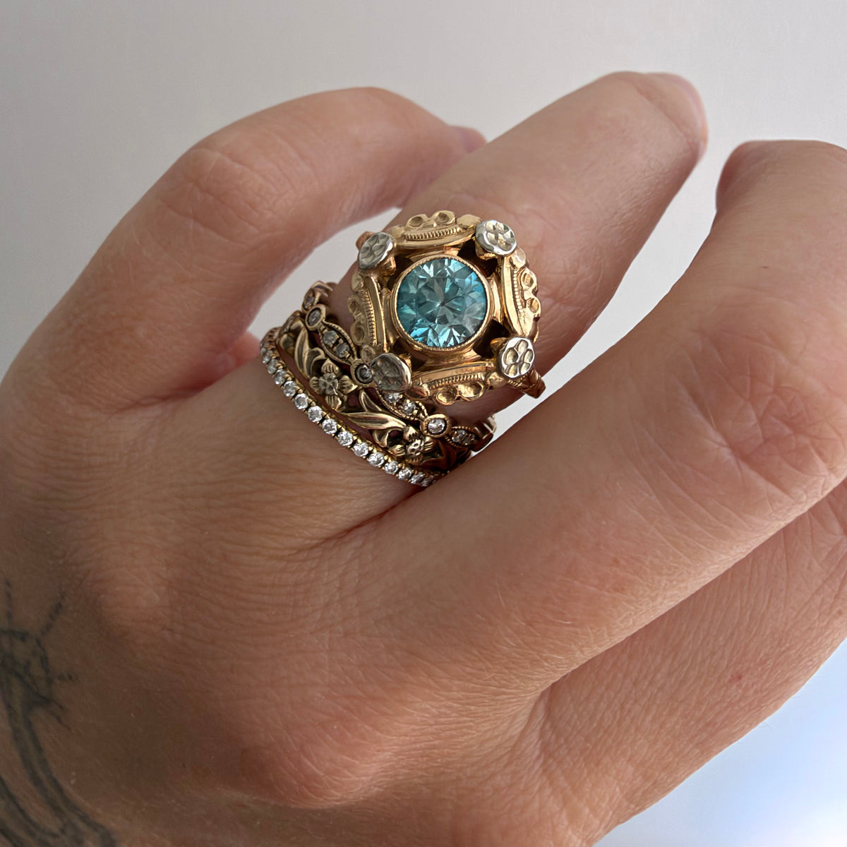 V I N T A G E // retro garden / retro 1940s bicolor 10k + blue topaz floral solitaire ring / size 6.25