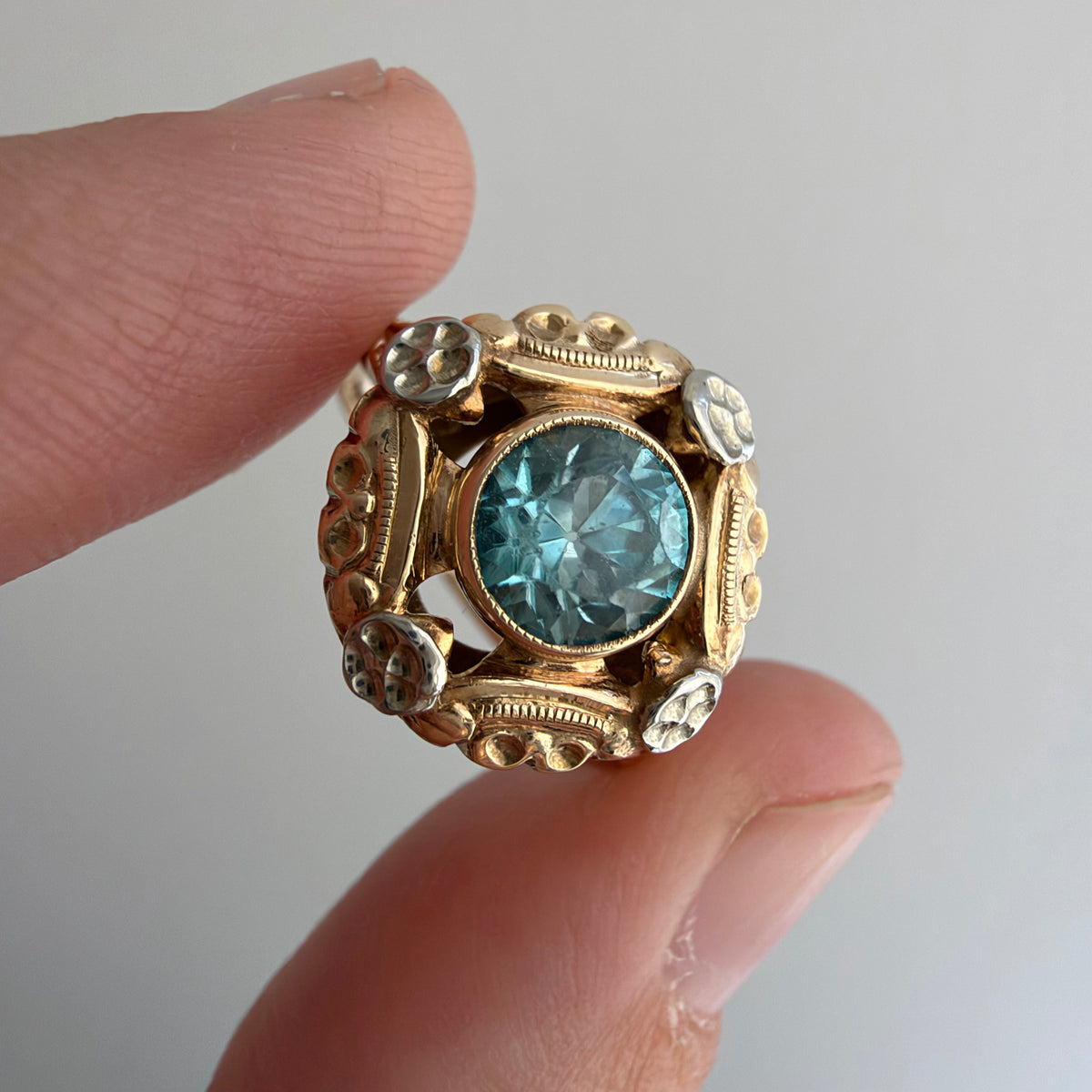 V I N T A G E // retro garden / retro 1940s bicolor 10k + blue topaz floral solitaire ring / size 6.25
