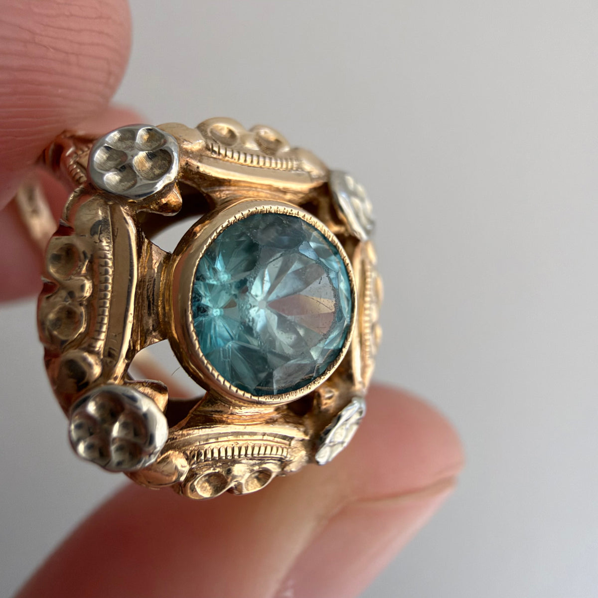 V I N T A G E // retro garden / retro 1940s bicolor 10k + blue topaz floral solitaire ring / size 6.25