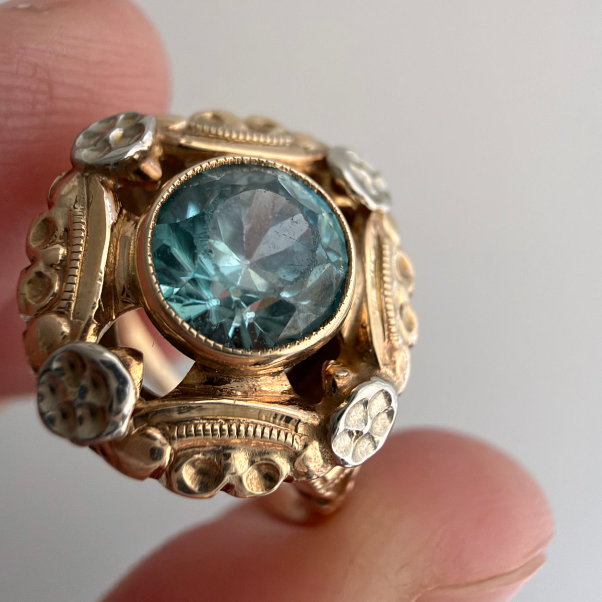 V I N T A G E // retro garden / retro 1940s bicolor 10k + blue topaz floral solitaire ring / size 6.25