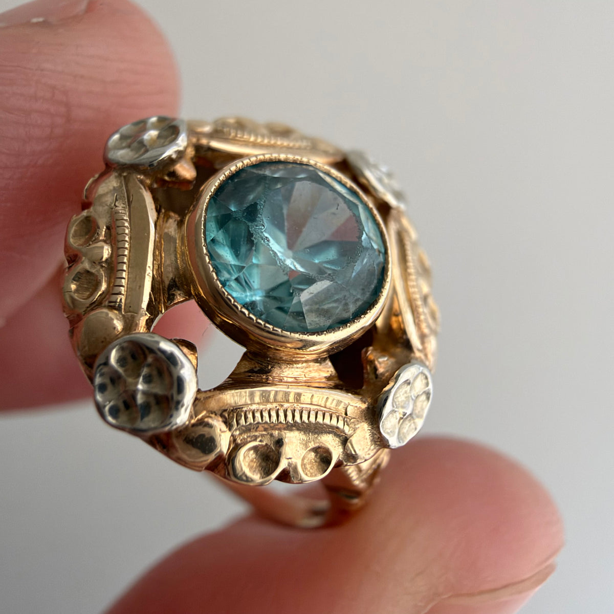 V I N T A G E // retro garden / retro 1940s bicolor 10k + blue topaz floral solitaire ring / size 6.25
