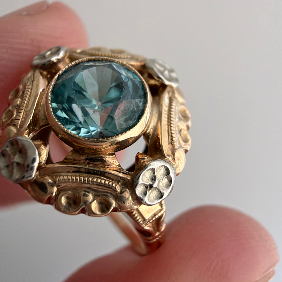 V I N T A G E // retro garden / retro 1940s bicolor 10k + blue topaz floral solitaire ring / size 6.25