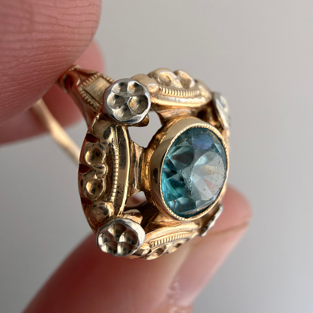 V I N T A G E // retro garden / retro 1940s bicolor 10k + blue topaz floral solitaire ring / size 6.25