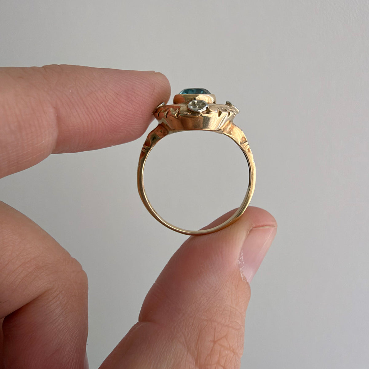 V I N T A G E // retro garden / retro 1940s bicolor 10k + blue topaz floral solitaire ring / size 6.25