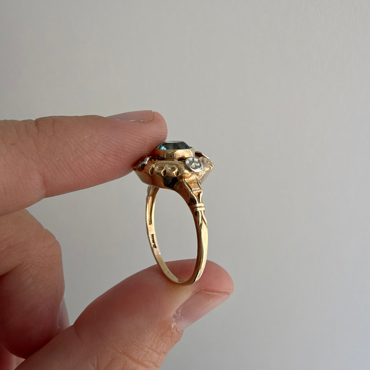 V I N T A G E // retro garden / retro 1940s bicolor 10k + blue topaz floral solitaire ring / size 6.25