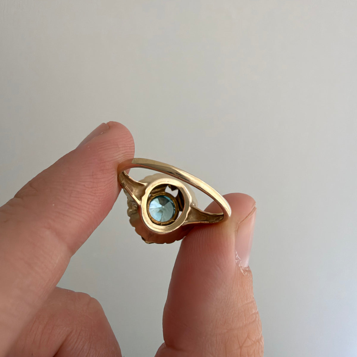 V I N T A G E // retro garden / retro 1940s bicolor 10k + blue topaz floral solitaire ring / size 6.25