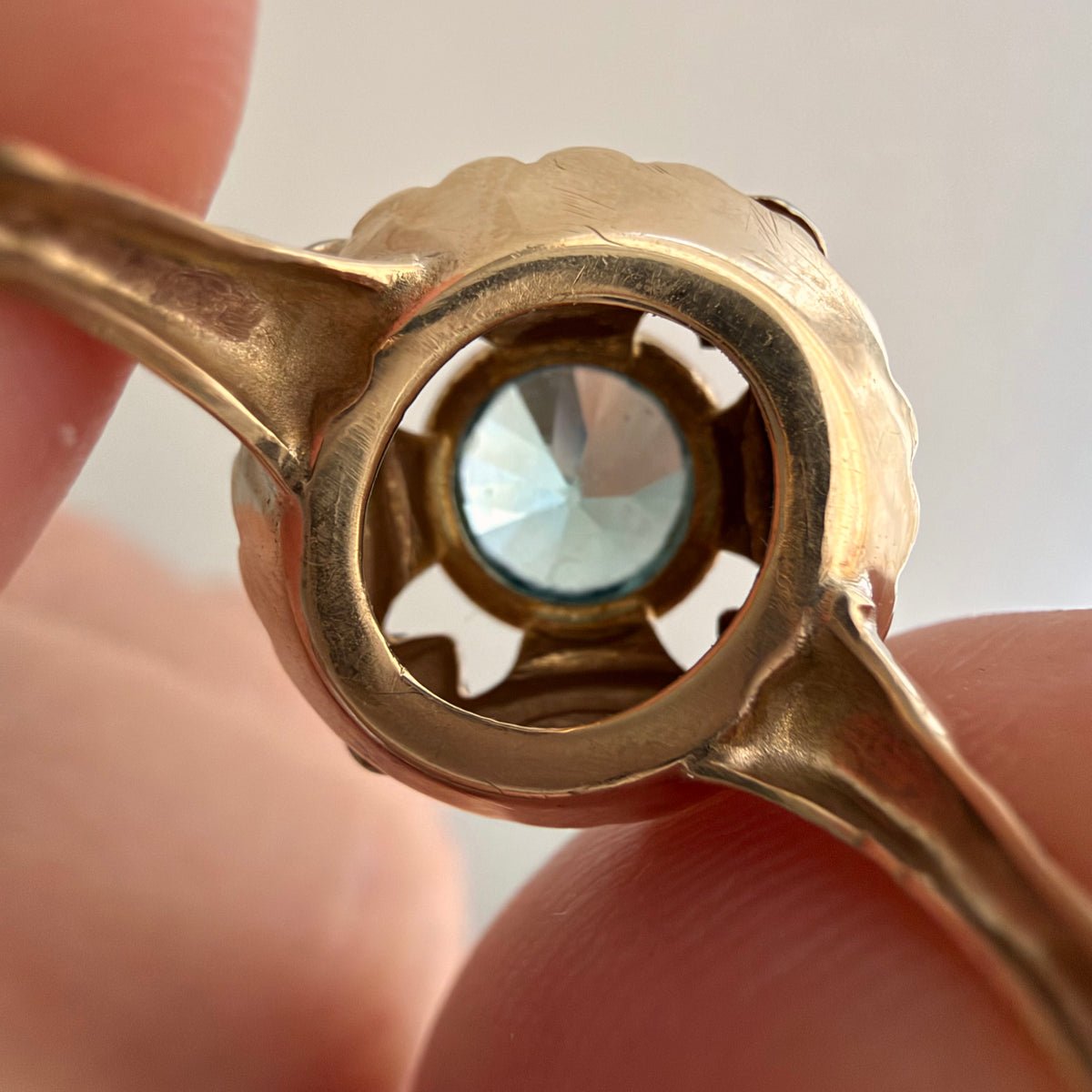 V I N T A G E // retro garden / retro 1940s bicolor 10k + blue topaz floral solitaire ring / size 6.25