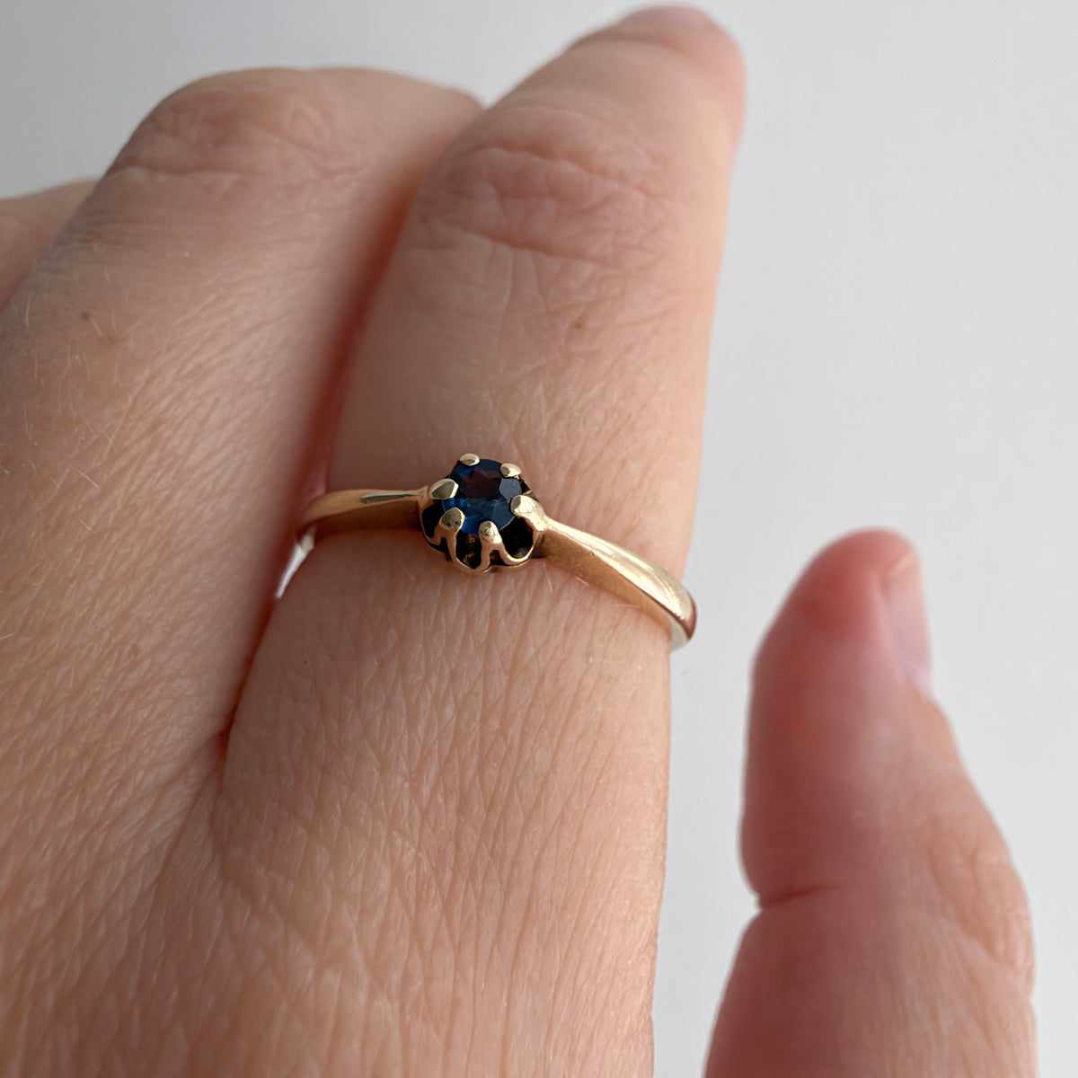 V I N T A G E // good luck buttercup / 10k and blue topaz solitaire ring / size 6.5
