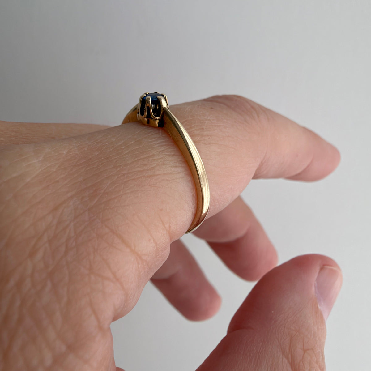 V I N T A G E // good luck buttercup / 10k and blue topaz solitaire ring / size 6.5