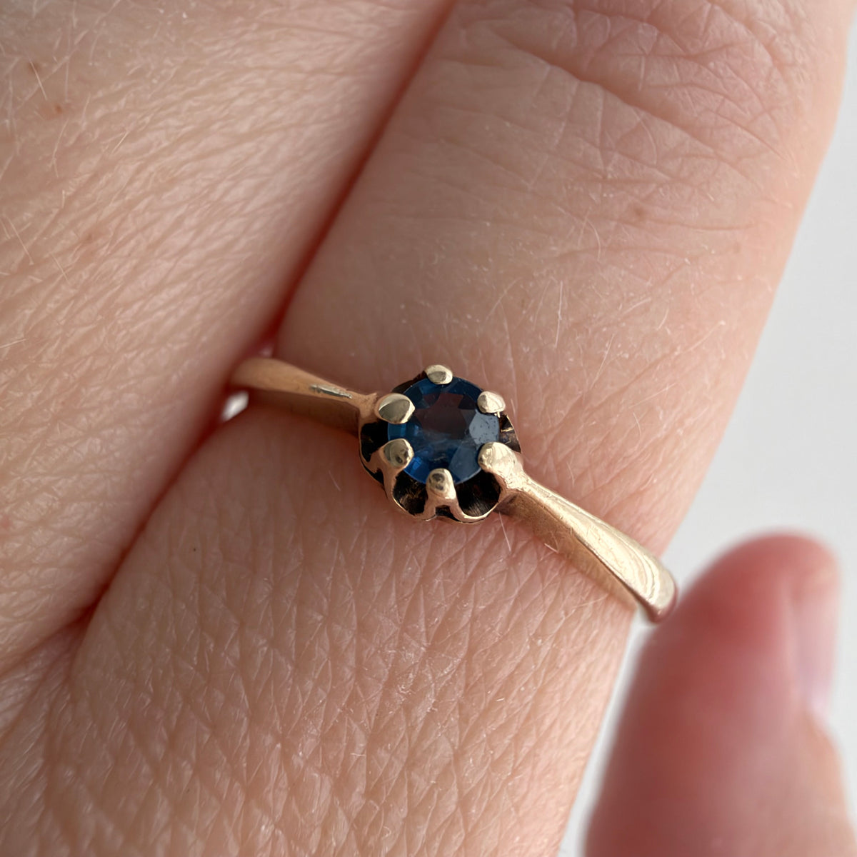 V I N T A G E // good luck buttercup / 10k and blue topaz solitaire ring / size 6.5