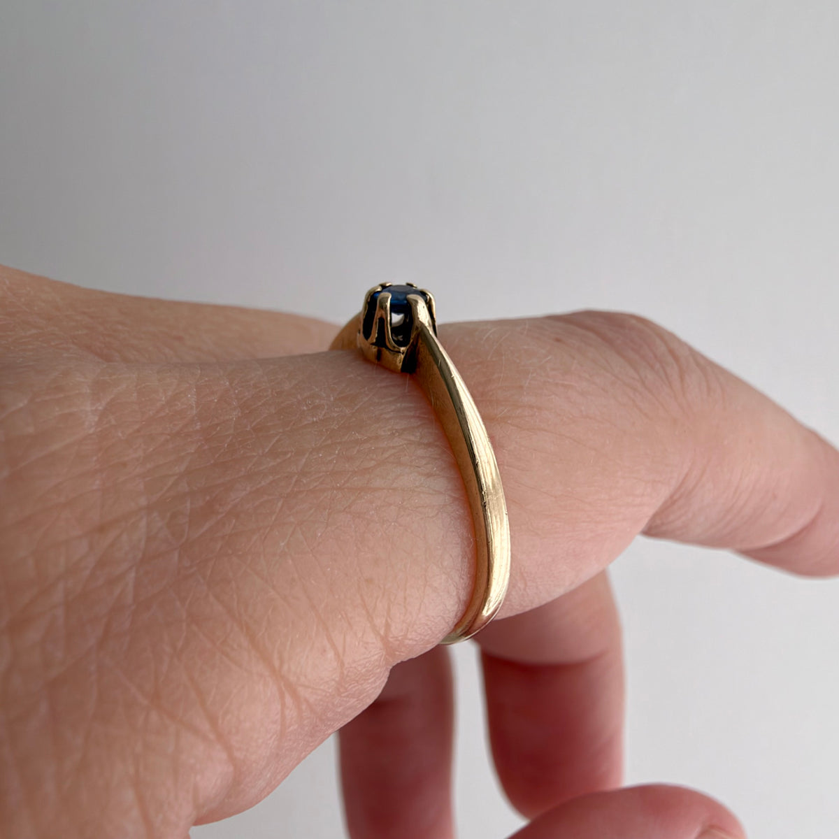 V I N T A G E // good luck buttercup / 10k and blue topaz solitaire ring / size 6.5