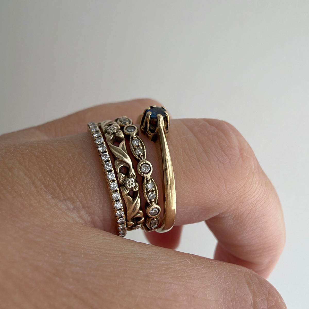 V I N T A G E // good luck buttercup / 10k and blue topaz solitaire ring / size 6.5