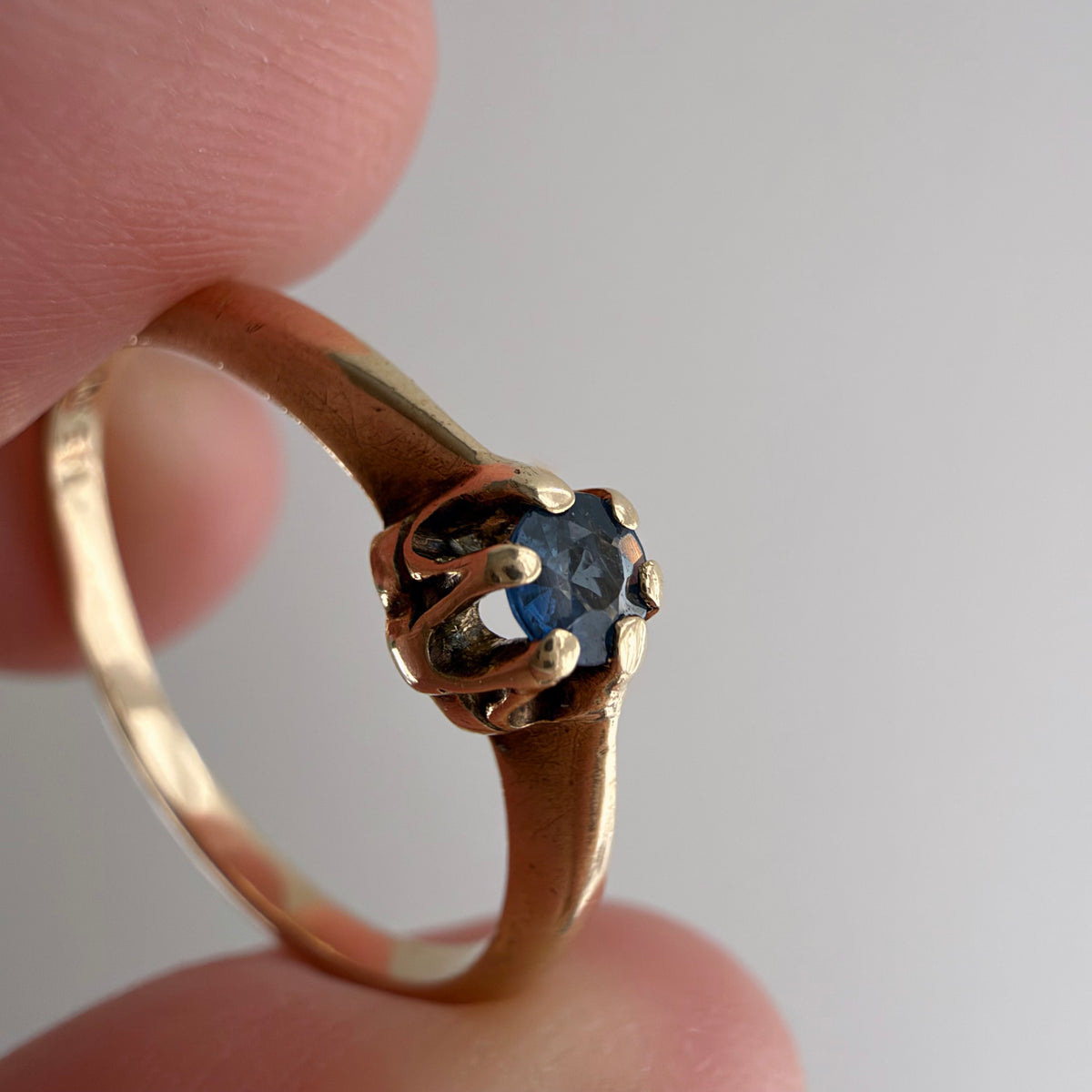 V I N T A G E // good luck buttercup / 10k and blue topaz solitaire ring / size 6.5