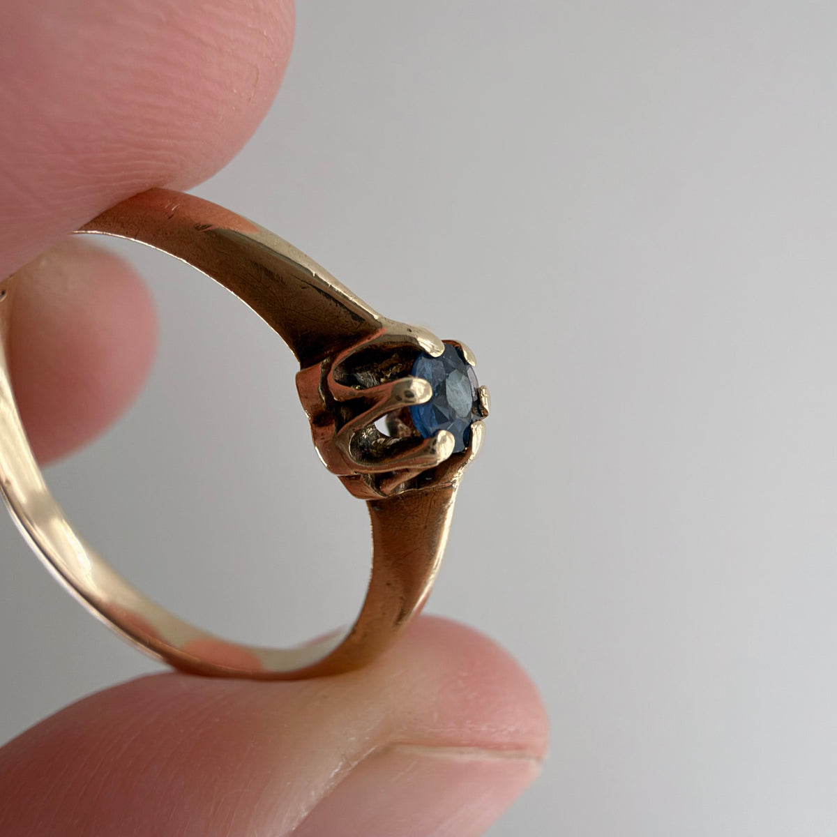 V I N T A G E // good luck buttercup / 10k and blue topaz solitaire ring / size 6.5