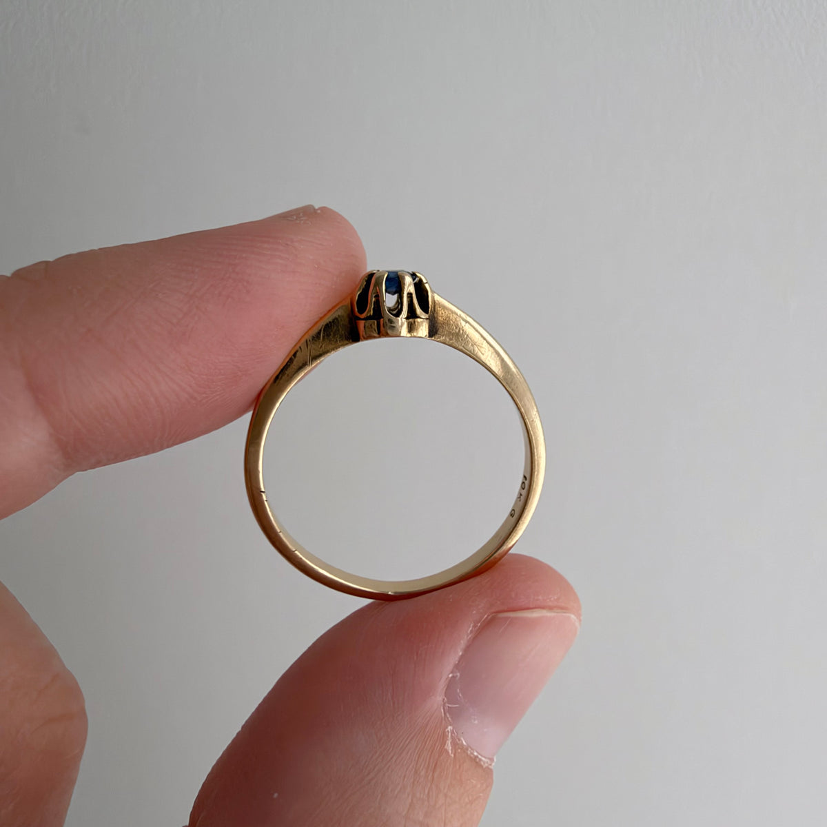 V I N T A G E // good luck buttercup / 10k and blue topaz solitaire ring / size 6.5