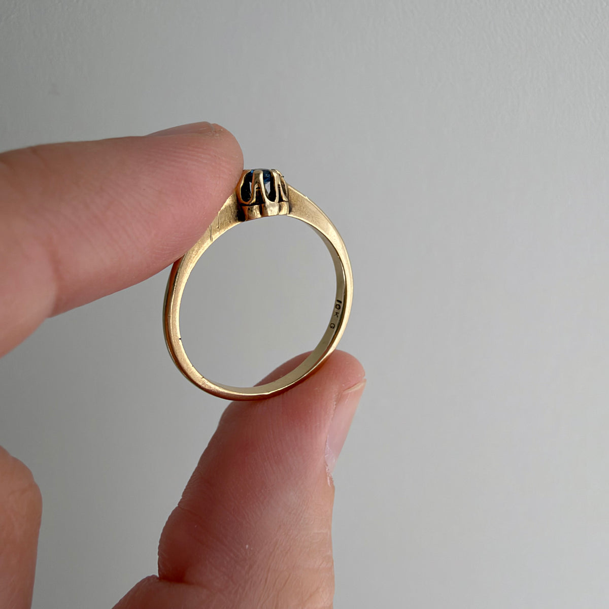 V I N T A G E // good luck buttercup / 10k and blue topaz solitaire ring / size 6.5