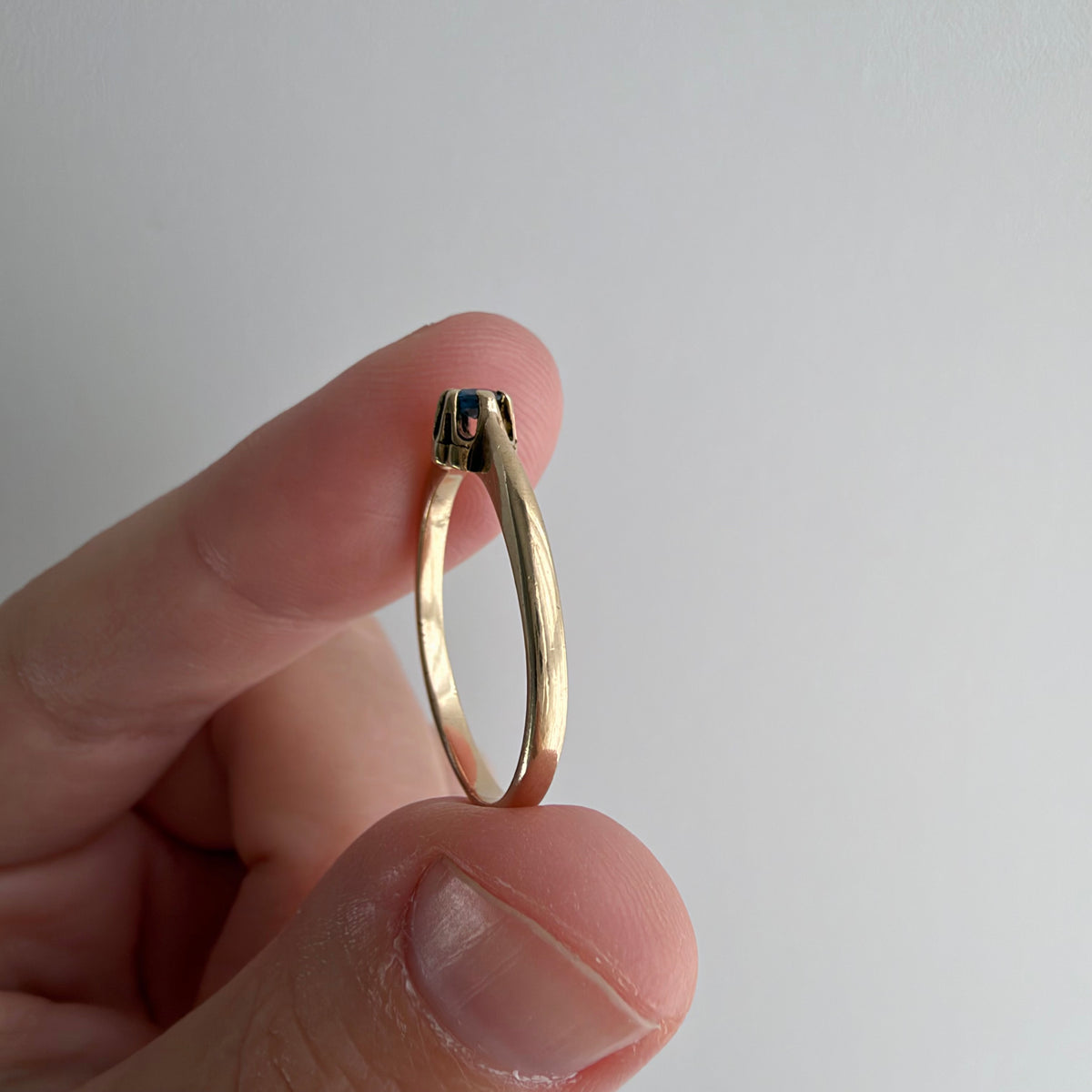V I N T A G E // good luck buttercup / 10k and blue topaz solitaire ring / size 6.5