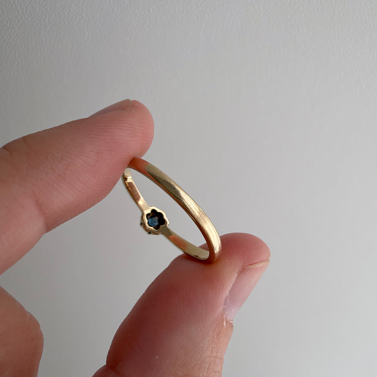 V I N T A G E // good luck buttercup / 10k and blue topaz solitaire ring / size 6.5