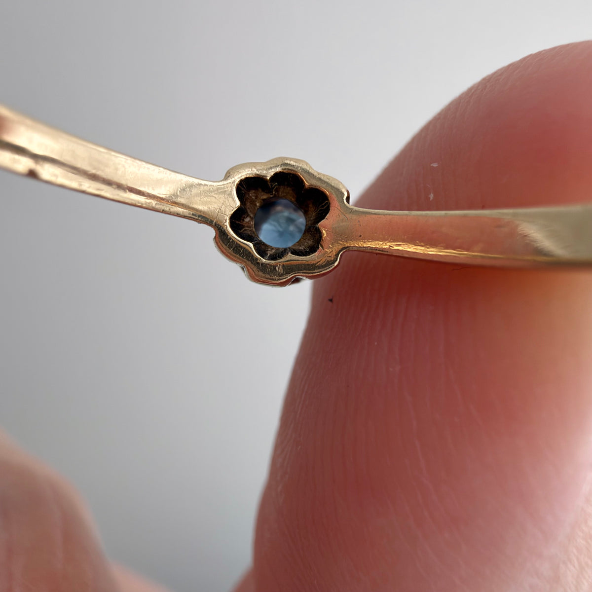 V I N T A G E // good luck buttercup / 10k and blue topaz solitaire ring / size 6.5