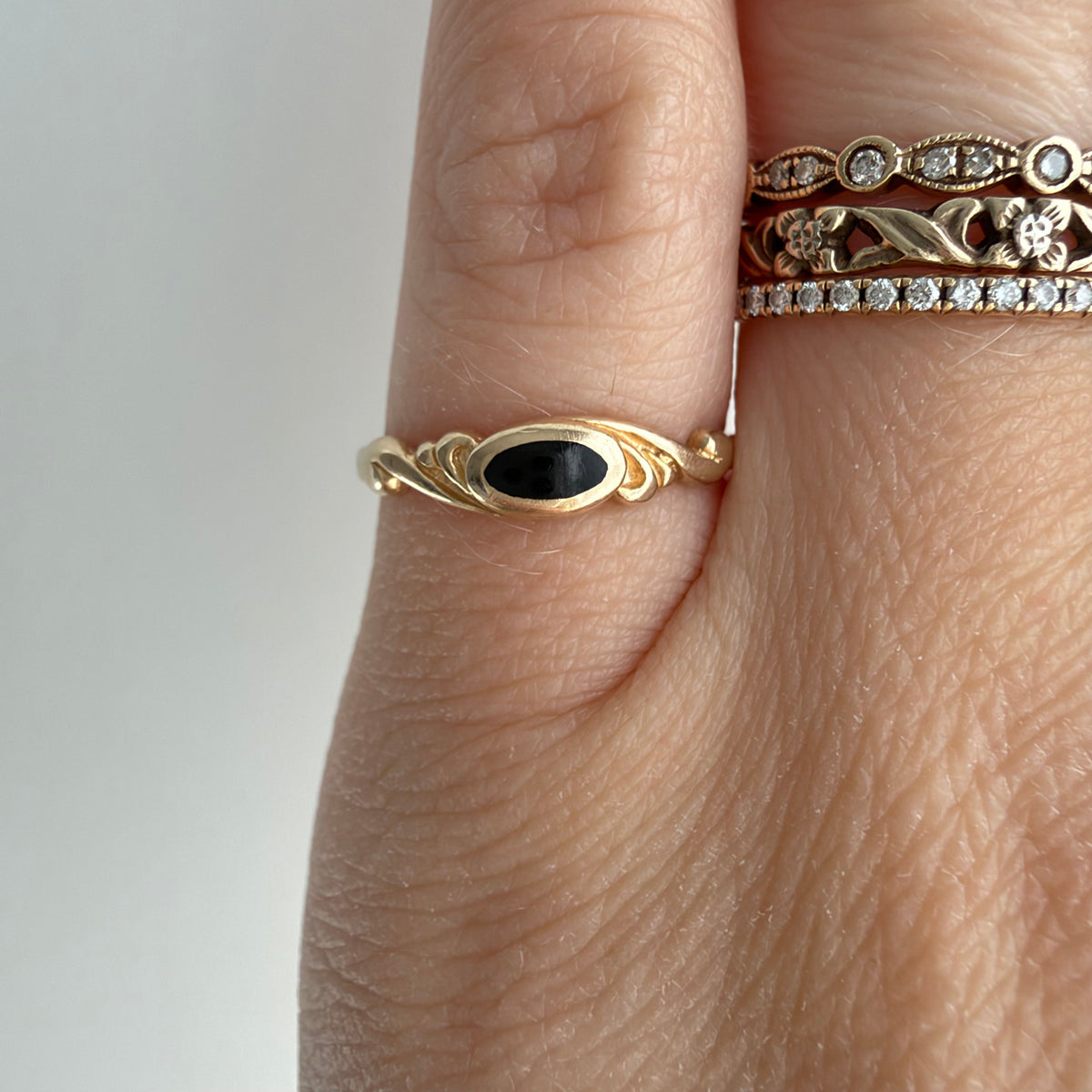 V I N T A G E // nouveau portal / 14k and black enamel swirly nouveau style band / size 3.25
