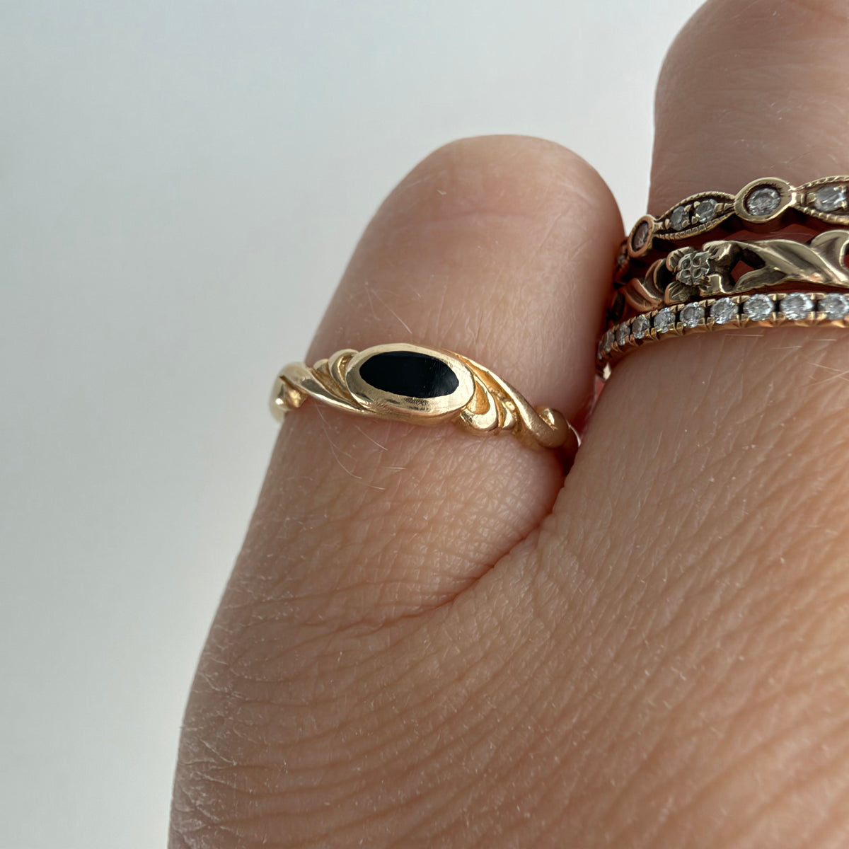 V I N T A G E // nouveau portal / 14k and black enamel swirly nouveau style band / size 3.25