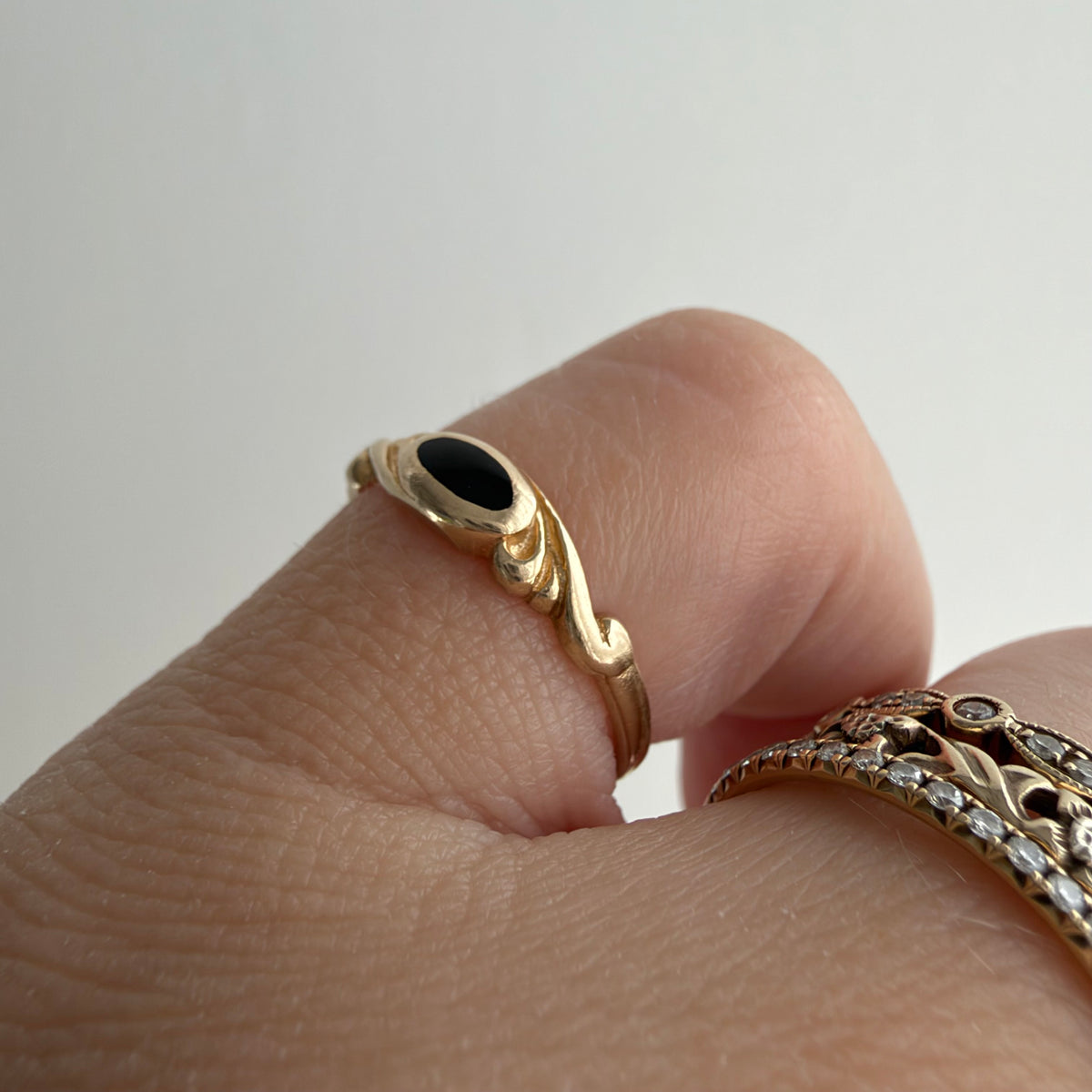 V I N T A G E // nouveau portal / 14k and black enamel swirly nouveau style band / size 3.25