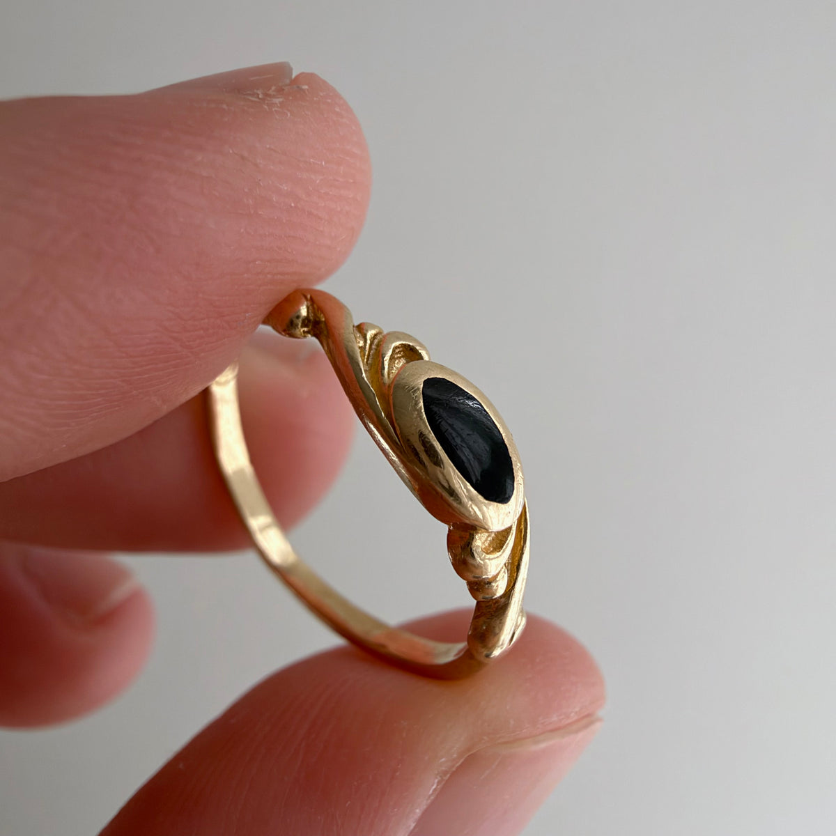 V I N T A G E // nouveau portal / 14k and black enamel swirly nouveau style band / size 3.25