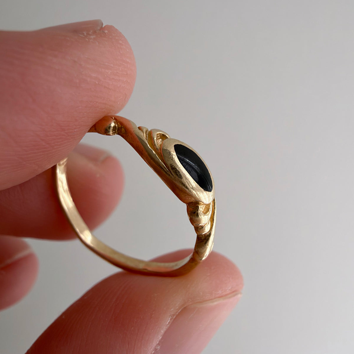 V I N T A G E // nouveau portal / 14k and black enamel swirly nouveau style band / size 3.25