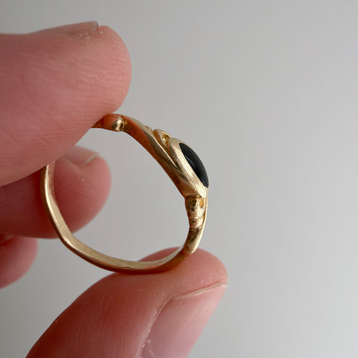 V I N T A G E // nouveau portal / 14k and black enamel swirly nouveau style band / size 3.25